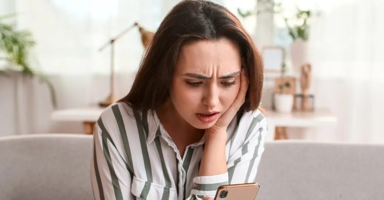 De nieuwe vriendin van mijn ex-man vond mijn nummer om me maar één vraag te stellen — toen ik haar sms las, was ik sprakeloos.