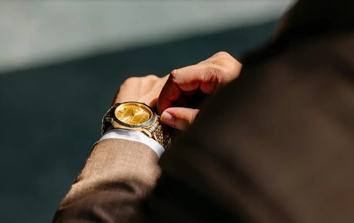 Mijn pasgeboren baby schreeuwde in de spoedafdeling toen een man met een Rolex zei dat ik middelen verspilde – en toen kwam de dokter binnen en verraste iedereen.