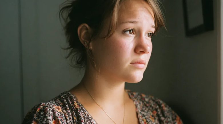 Mijn stiefmoeder gaf me 36 uur de tijd om het huis van mijn vader te verlaten, direct na zijn begrafenis – karma gaf haar het cadeau dat ze verdiende.