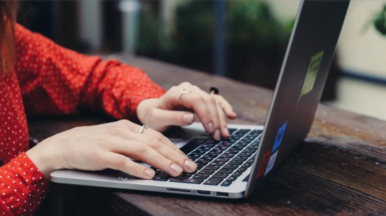 Mijn 9-jarige zoon breide een sjaal voor de verjaardag van zijn vader, maar hij noemde het “een meisjeshobby” – dus gaf ik mijn ex een les die hij nooit zal vergeten.