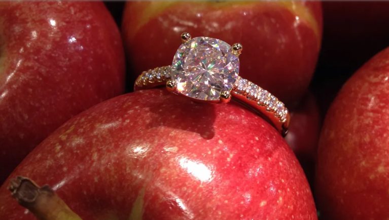 Ik vond een diamanten ring in een schap in de supermarkt en gaf hem terug aan de eigenaar – de volgende dag stond er een man in een Mercedes voor mijn deur.