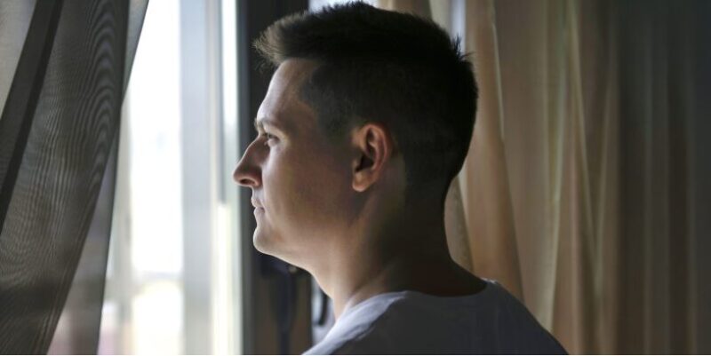 Mijn verloofde stond erop om foto’s van haar overleden echtgenoot op onze bruiloft te tonen — ik ging akkoord, maar op één voorwaarde.