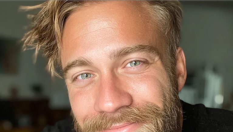 Mijn schoonmoeder duwde mijn zoon weg van de familiefoto’s op mijn bruiloft en schreeuwde: „Jullie horen niet bij mijn familie!”