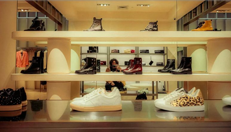 Iedereen lachte toen ik een arme oude man hielp in de luxe schoenenwinkel – tot hij iets uit zijn zak haalde.