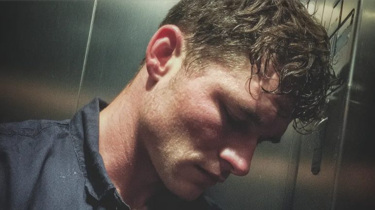 Ik vond een baby die in een lift was achtergelaten – een jaar later ontdekte ik de waarheid over het kind.