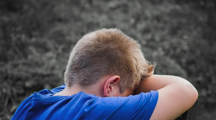 Mijn stiefzoon respecteert mijn kinderen niet en maakt rommel in ons huis, terwijl mijn man zwijgt – ik heb hem wat manieren geleerd.