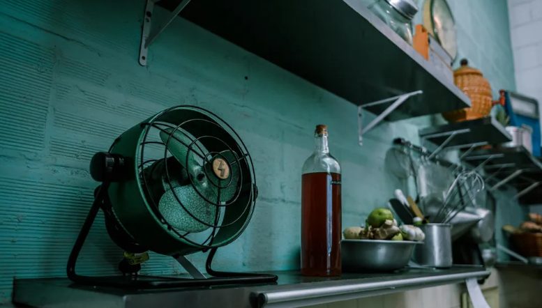 Ober wordt ontslagen omdat hij een dakloze in het restaurant laat overnachten – de volgende ochtend ligt er een vliegticket voor zijn deur.