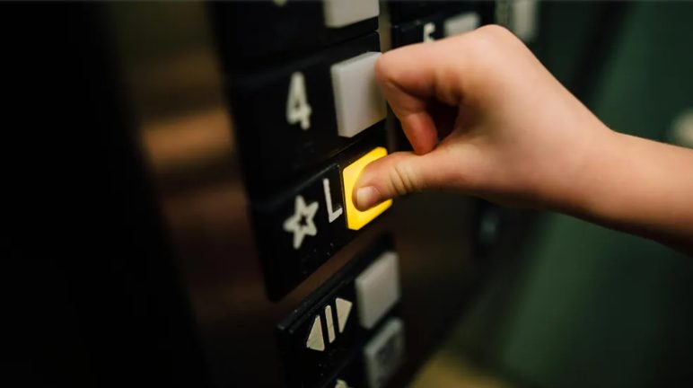 Ik vond een baby die in een lift was achtergelaten – een jaar later ontdekte ik de waarheid over het kind.