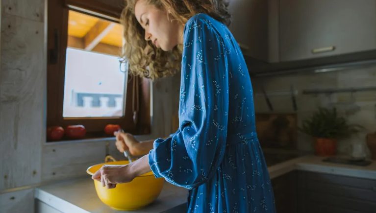 Mijn schoonmoeder had tegen de vrouwen in haar familie gezegd dat ze wit moesten dragen naar mijn bruiloft – ze verwachtte dat ik zou instorten, maar mijn speech heeft iedereen verbijsterd.