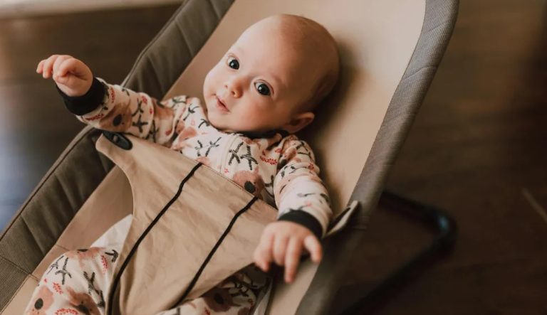 Ik heb een baby geadopteerd die bij de brandweerkazerne was achtergelaten – vijf jaar later klopte een vrouw op mijn deur en zei: “U moet mijn kind aan mij teruggeven.”