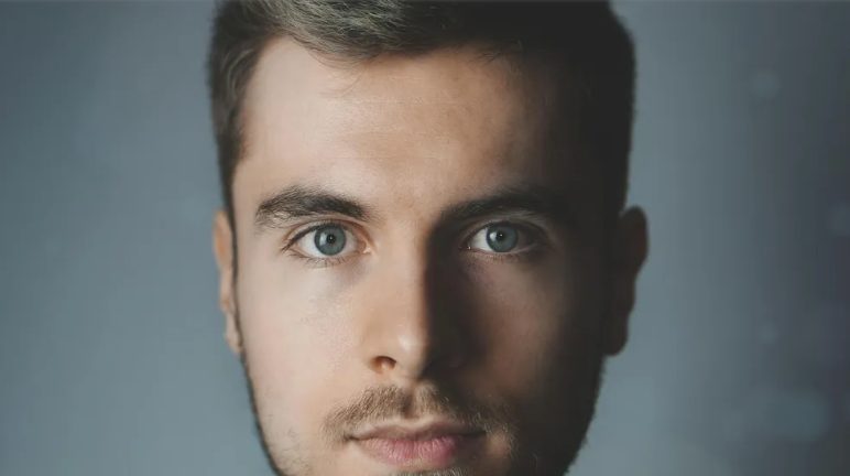 Mijn 9-jarige zoon breide een sjaal voor de verjaardag van zijn vader, maar hij noemde het “een meisjeshobby” – dus gaf ik mijn ex een les die hij nooit zal vergeten.
