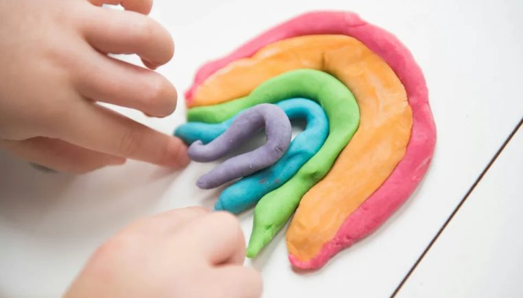 Mijn neef propte Play-Doh in mijn toilet en liet ons gloednieuwe huis overstromen – zijn ouders weigerden te betalen, dus ik gaf ze zelf een les.