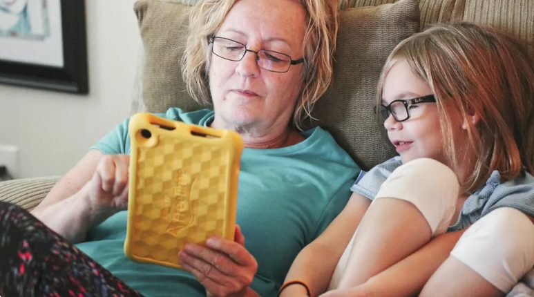 Een zoon spreekt al 7 jaar alleen via videogesprekken met zijn moeder, maar ziet een verlaten huis wanneer hij haar eindelijk bezoekt – verhaal van de dag.