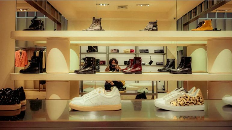 Iedereen lachte toen ik een arme oude man hielp in de luxe schoenenwinkel – totdat hij iets uit zijn zak haalde.