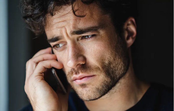 Mijn verloofde liet me achter met onze pasgeboren drieling en een briefje – negen jaar later klopte ze op oudjaarsavond op mijn deur.