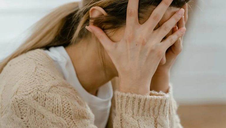 Mijn schoonmoeder had tegen de vrouwen in haar familie gezegd dat ze wit moesten dragen naar mijn bruiloft – ze verwachtte dat ik zou instorten, maar mijn speech heeft iedereen verbijsterd.