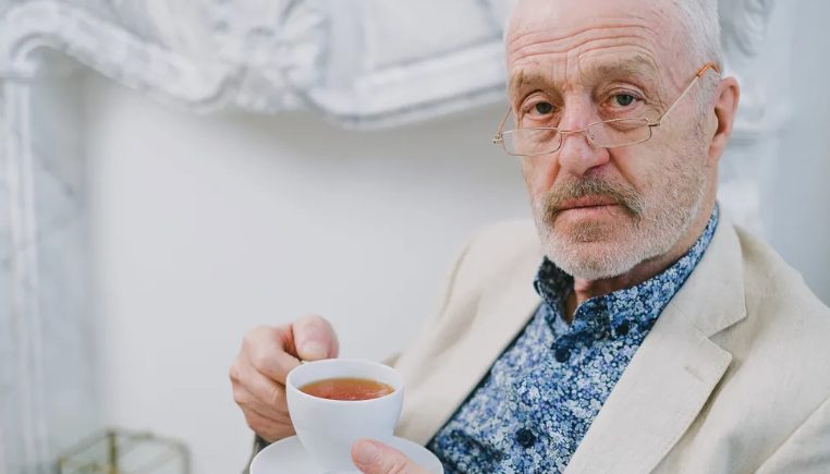 Oude man vraagt zijn zoon om hem naar een verzorgingstehuis te brengen in plaats van bij zijn familie te wonen – verhaal van de dag.