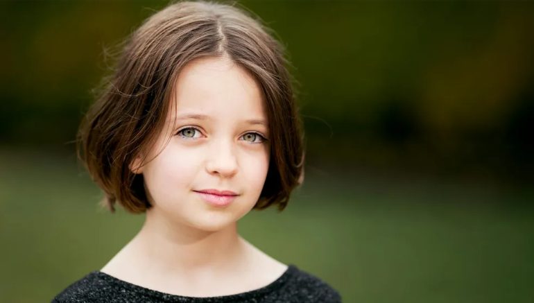 Nadat mijn ouders waren overleden, nam mijn tante hun geld en gaf ze mij weg – twintig jaar later nam ze me in dienst als haar huishoudster.