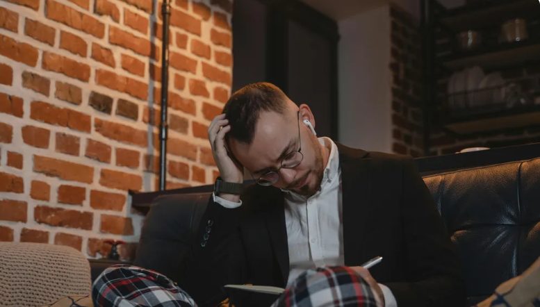 Ober wordt ontslagen omdat hij een dakloze in het restaurant laat overnachten – de volgende ochtend ligt er een vliegticket voor zijn deur.
