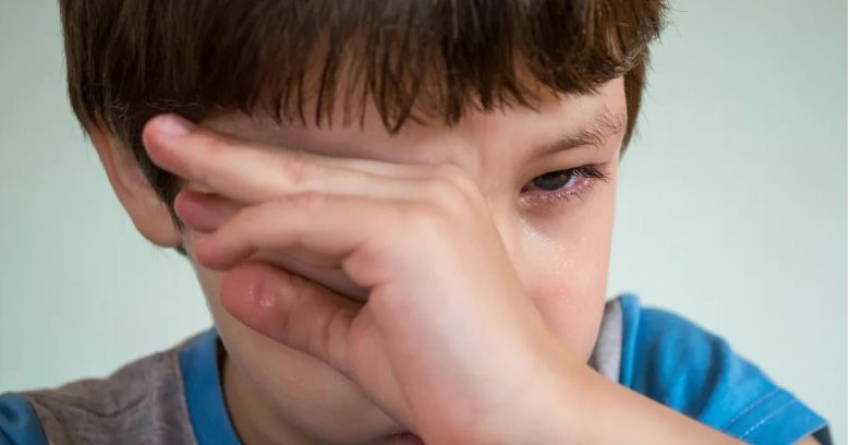 Mijn driejarige zoon huilde en smeekte me om hem niet naar de kleuterschool te brengen – ik moest mezelf bedwingen toen ik de instelling binnenstormde.