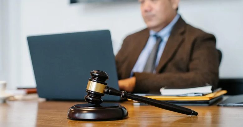 Mijn zus belde jeugdzorg (CPS) over mij terwijl ik in het ziekenhuis voor mijn leven vocht – toen ik hoorde waarom, moest ik haar een lesje leren.