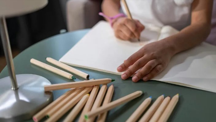 Mijn vader nodigde mijn broer en mij uit voor zijn bruiloft met de vrouw met wie hij onze moeder bedroog – hij had geen idee dat hij dit snel zou betreuren.