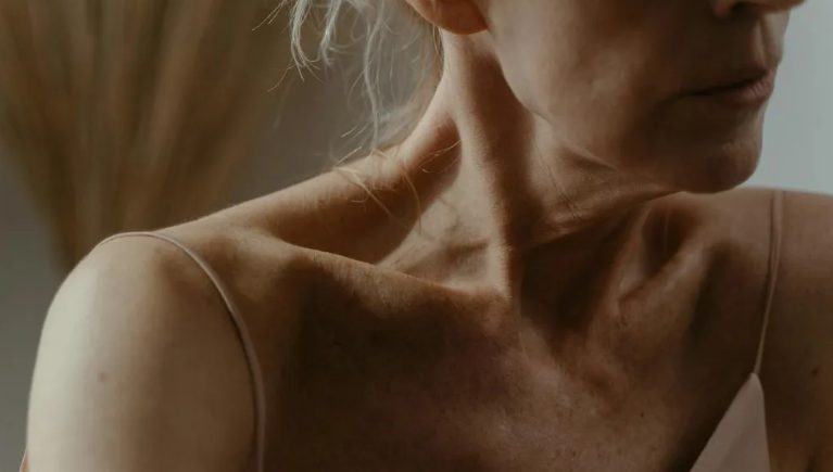 Mijn schoonmoeder had tegen de vrouwen in haar familie gezegd dat ze wit moesten dragen naar mijn bruiloft – ze verwachtte dat ik zou instorten, maar mijn speech heeft iedereen verbijsterd.