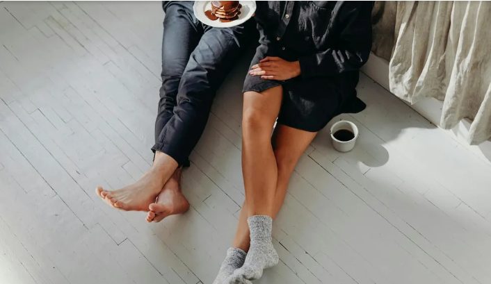 Mijn schoonmoeder wilde $500 nadat haar ‘antieke’ stoel onder mij was ingestort – ik dacht dat het mijn schuld was, totdat mijn schoonvader opstond.
