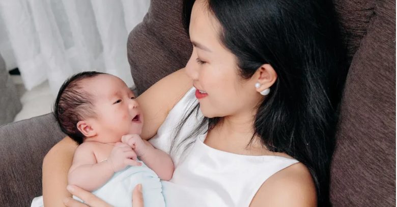 Ik liet mijn pasgeboren baby bij mijn man achter voor een zakenreis, en toen ik terugkwam, begon hij zich vreemd te gedragen – zijn reden shockeerde me.