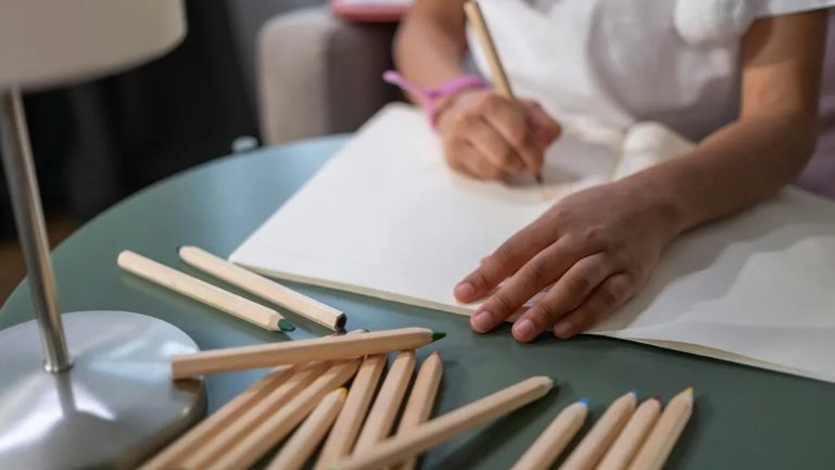 Mijn vader nodigde mijn broer en mij uit voor zijn bruiloft met de vrouw met wie hij onze moeder bedroog – hij had geen idee dat hij dit snel zou betreuren.