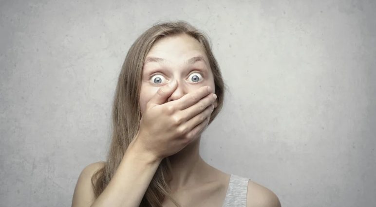 De vader van mijn baby maakte zich over mij lustig omdat ik in de supermarkt een broodje van 3 dollar voor het avondeten had gekocht – een moment later werd mijn toekomst herschreven.
