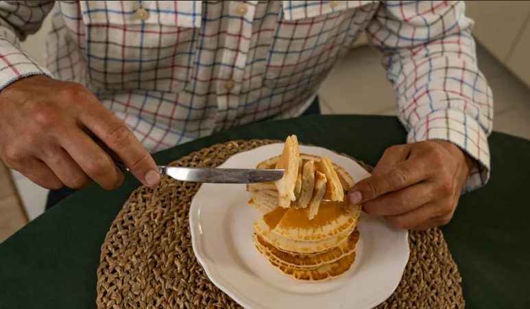 Mijn stiefvader zei dat hij nooit twee keer hetzelfde eet en dat mijn moeder elke dag vers moet koken – dus gaf ik hem een wake-upcall.