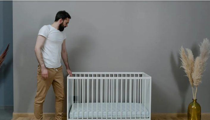 Mijn man ging op vakantie met zijn vrienden terwijl ik thuisbleef met de baby en herstellende was van een keizersnede – toen hij terugkwam, werd hij lijkbleek.