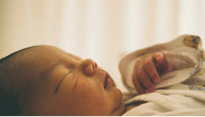 Nadat ik bevallen was en mijn man het gezicht van onze baby zag, begon hij elke nacht stiekem weg te gaan – dus volgde ik hem.