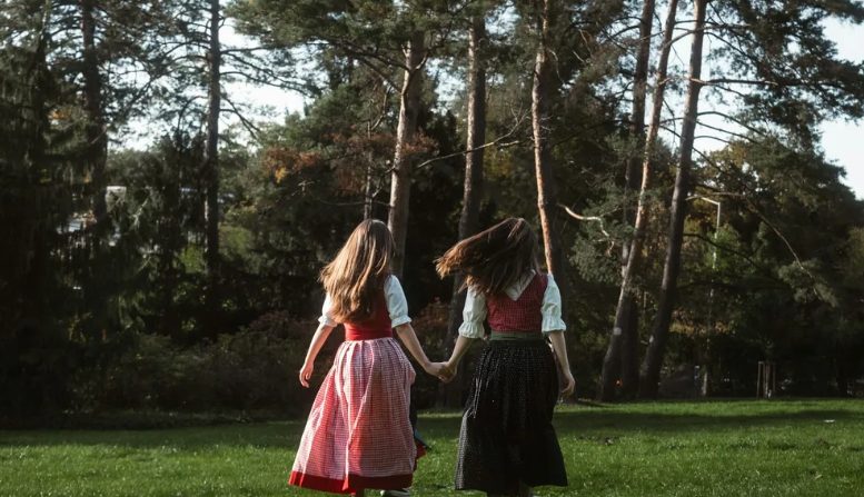 Ik heb de dochter van mijn beste vriendin geadopteerd na haar plotselinge dood – toen het meisje 18 werd, zei ze tegen mij: „Pak je spullen!”