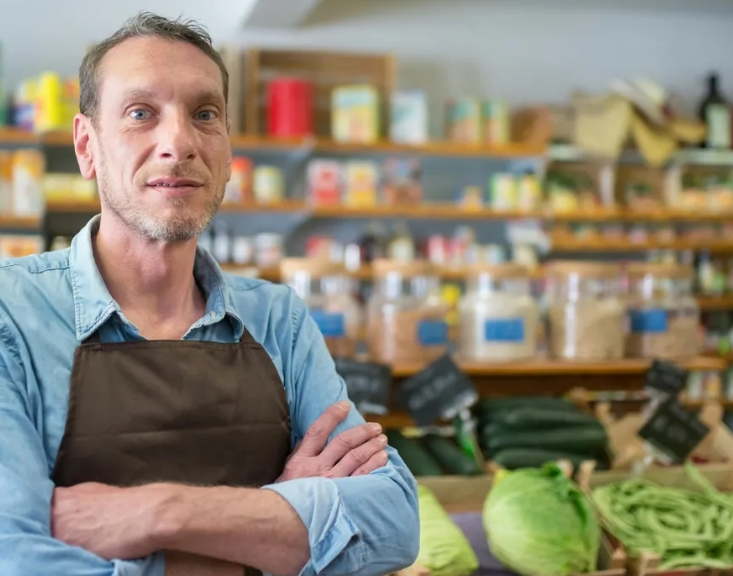 Een verwende vrouw lachte me uit omdat ik als caissière in de supermarkt werkte – een paar minuten later werd deze dag een van de belangrijkste dagen van mijn leven.
