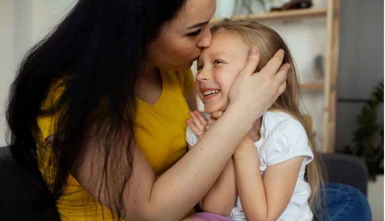 Ik heb de dochter van mijn beste vriendin geadopteerd na haar plotselinge dood – toen het meisje 18 werd, zei ze tegen mij: „Pak je spullen!”