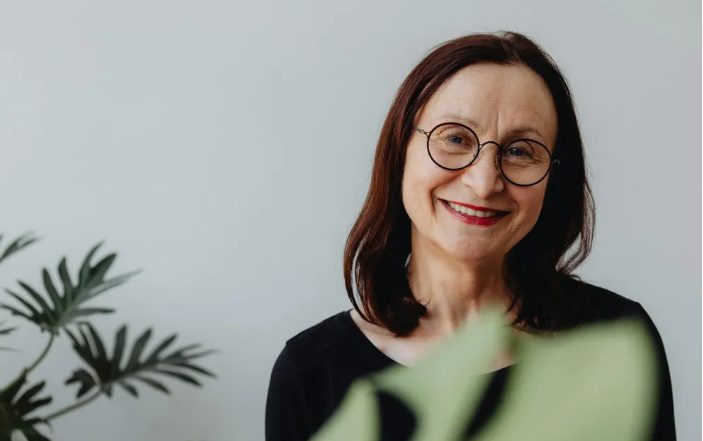 Mijn toekomstige schoonmoeder kwam op mijn bruiloft in een jurk die er precies uitzag als de mijne – maar de reactie van mijn bruidegom bracht de hele kerk tot stilte.