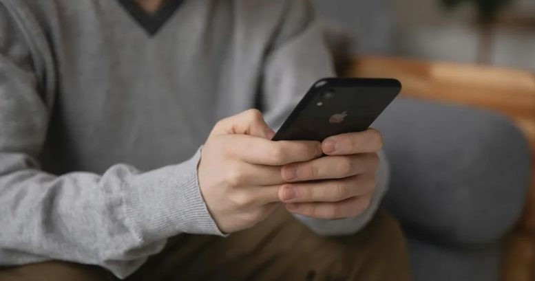 Ik dacht dat mijn vader mijn moeder bedroog na mijn afstuderen – maar wat hij werkelijk verborgen hield, maakte me sprakeloos.