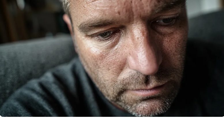 Ik dacht dat mijn vader mijn moeder bedroog na mijn afstuderen – maar wat hij werkelijk verborgen hield, maakte me sprakeloos.