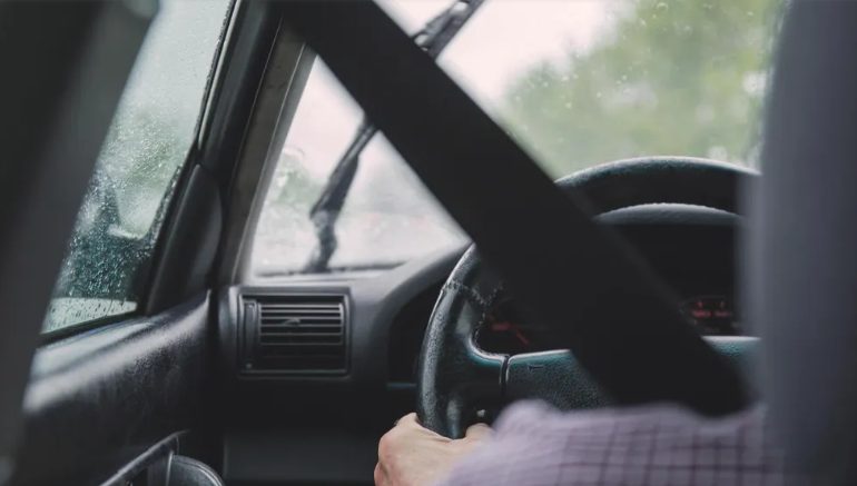 Nadat mijn ouders waren overleden, nam mijn tante hun geld en gaf ze mij weg – twintig jaar later nam ze me in dienst als haar huishoudster.