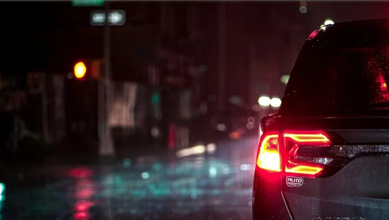 Ik pikte een moeder met haar peuter op in stromende regen, nadat haar man haar achtergelaten had op de snelweg – een week later stopte er een zwarte terreinwagen voor mijn huis.