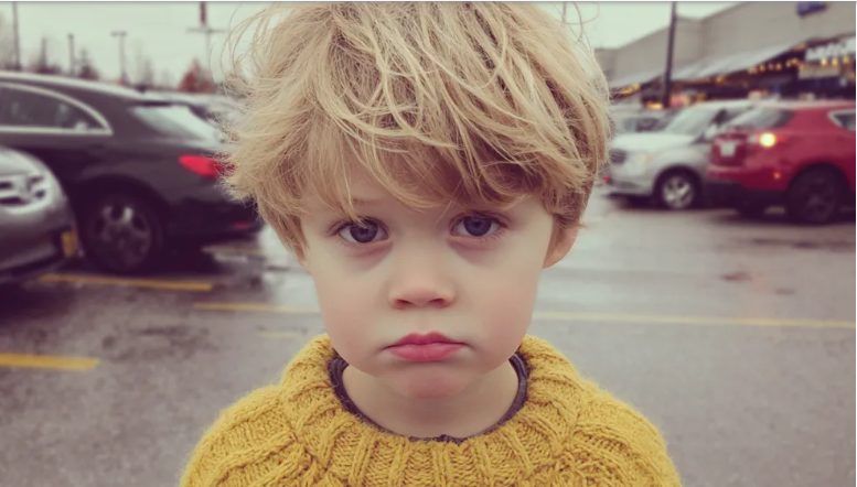 Ik kocht eten en bustickets voor een oma en haar kleine kleinzoon – een paar dagen later belde mijn man in paniek: „Brenda, kom naar huis! Het gaat om de jongen!”