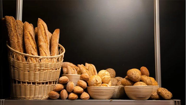 Een hongerig jongetje kwam mijn bakkerij binnen en vroeg om oude broodjes – ik had geen idee hoezeer dit moment ons beider leven zou veranderen.