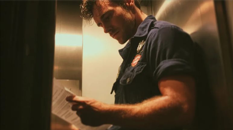 Ik vond een baby die in een lift was achtergelaten – een jaar later ontdekte ik de waarheid over het kind.