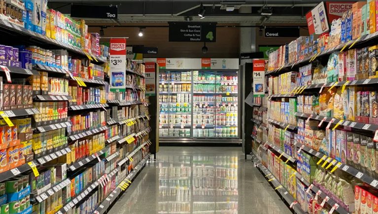 Ik vond een diamanten ring in een schap in de supermarkt en gaf hem terug aan de eigenaar – de volgende dag stond er een man in een Mercedes voor mijn deur.