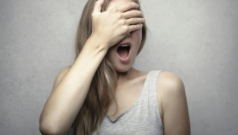 Mijn schoonmoeder had tegen de vrouwen in haar familie gezegd dat ze wit moesten dragen naar mijn bruiloft – ze verwachtte dat ik zou instorten, maar mijn speech heeft iedereen verbijsterd.