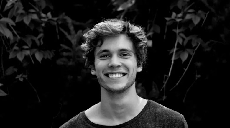 Mijn stiefmoeder gaf me 36 uur de tijd om het huis van mijn vader te verlaten, direct na zijn begrafenis – karma gaf haar het cadeau dat ze verdiende.