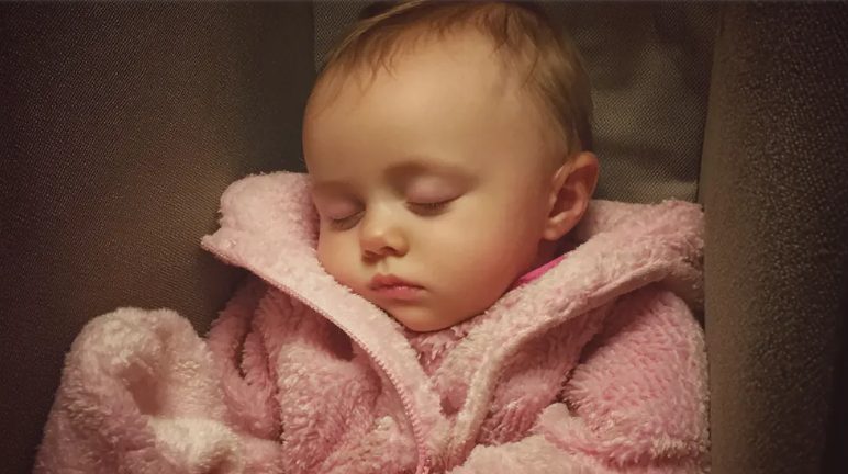 Ik vond een baby die in een lift was achtergelaten – een jaar later ontdekte ik de waarheid over het kind.