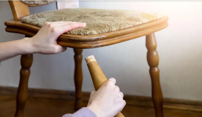 Mijn schoonmoeder wilde $500 nadat haar ‘antieke’ stoel onder mij was ingestort – ik dacht dat het mijn schuld was, totdat mijn schoonvader opstond.